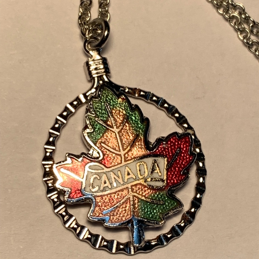 New vintage Canada Maple Leaf pendant necklace